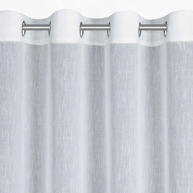 Biała zasłona na przelotkach