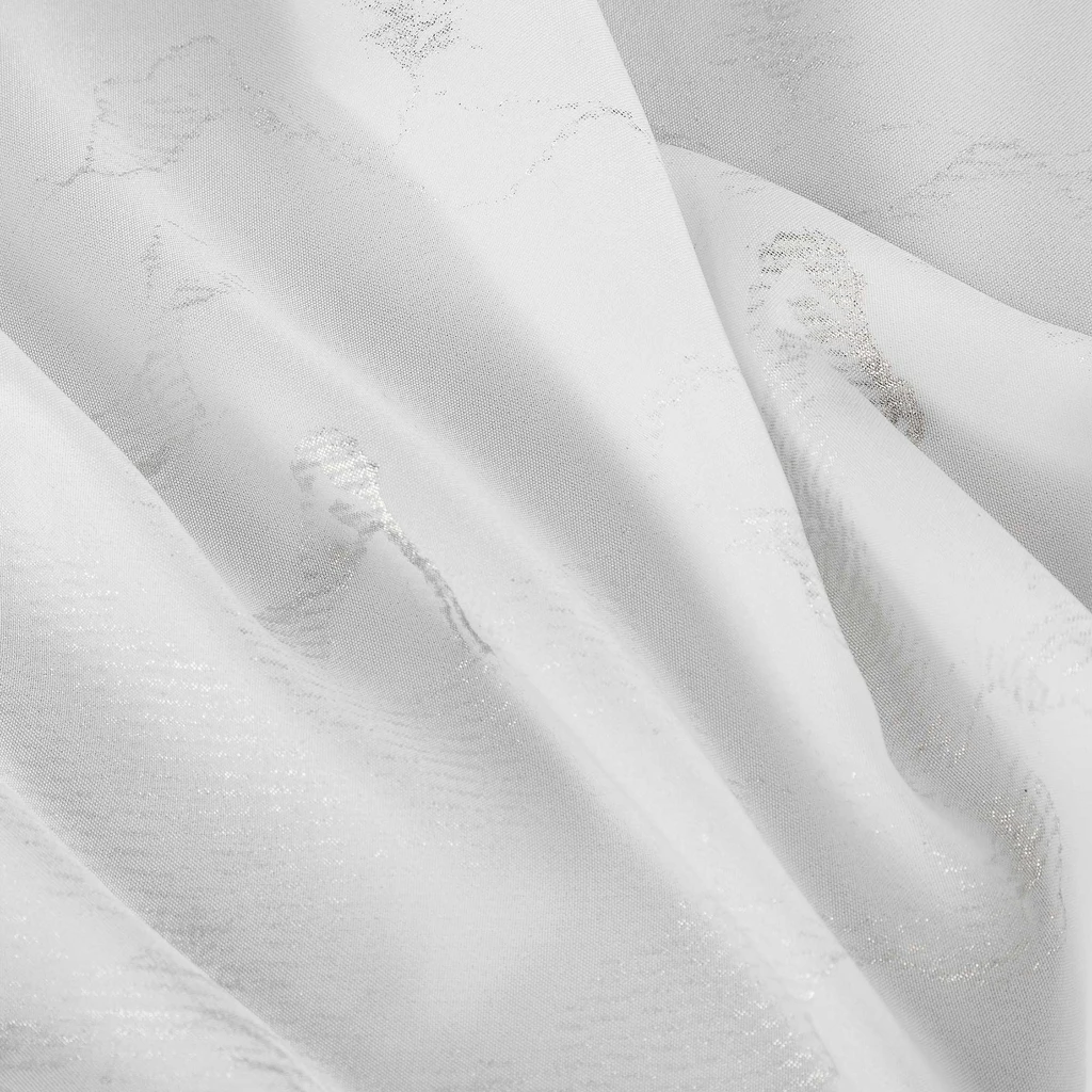 Biała zasłona do salonu z motywem marmurkowym