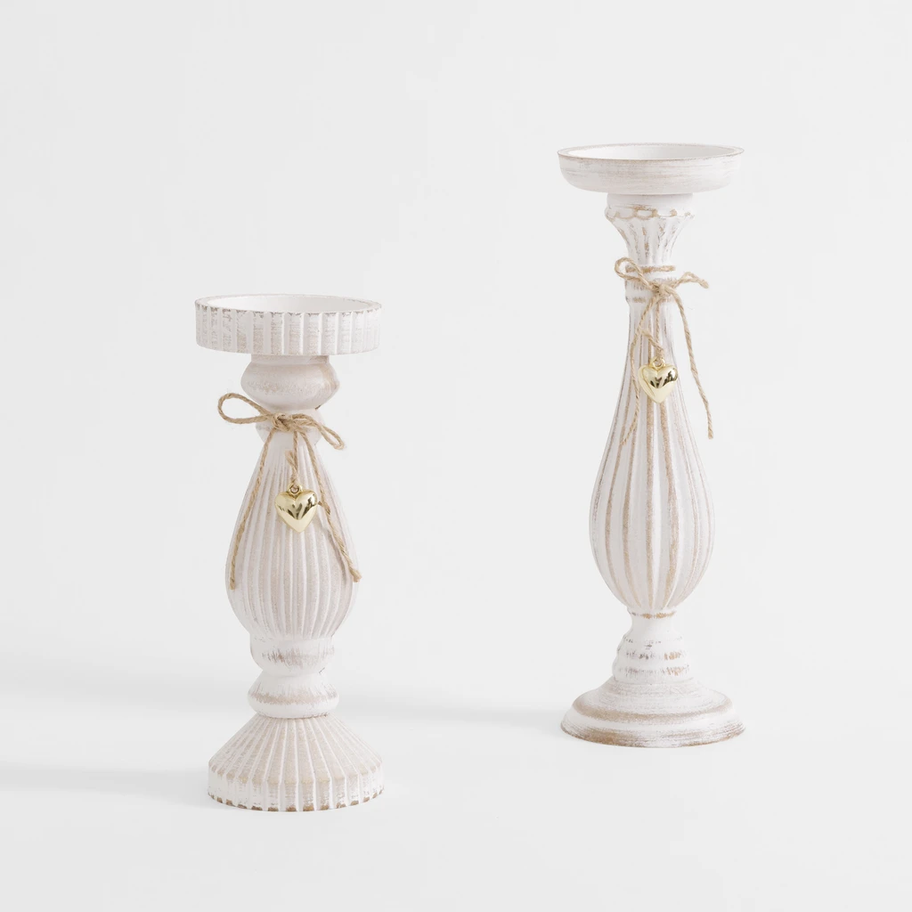 Dwa białe świeczniki