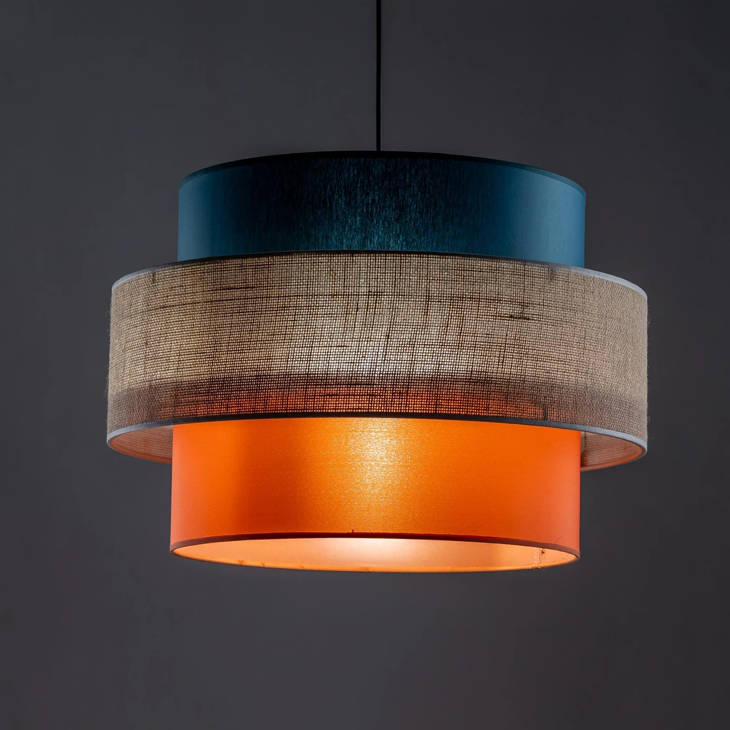 Lampa posiada oprawę dla żarówek LED typu E27 o mocy maksymalnej 15W.