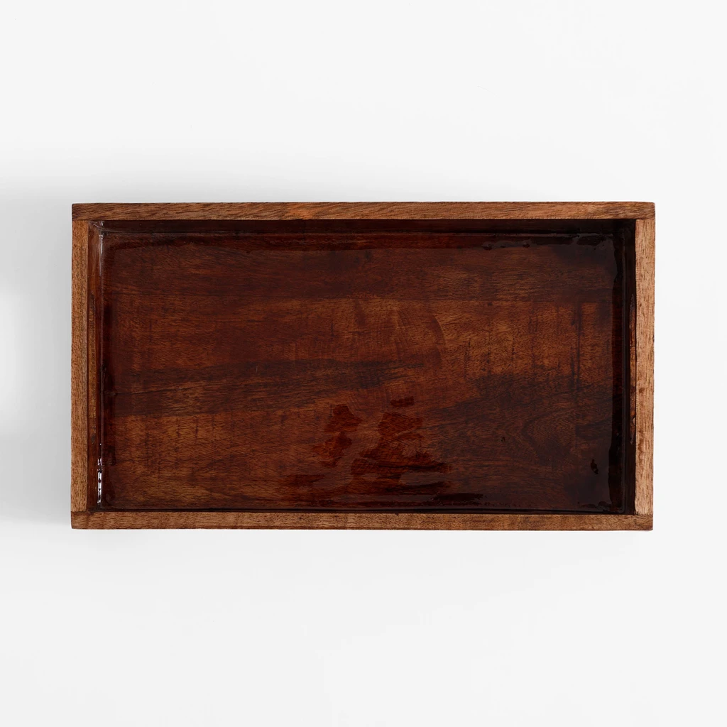 Prostokątna taca z drewna mango, z uchwytami.