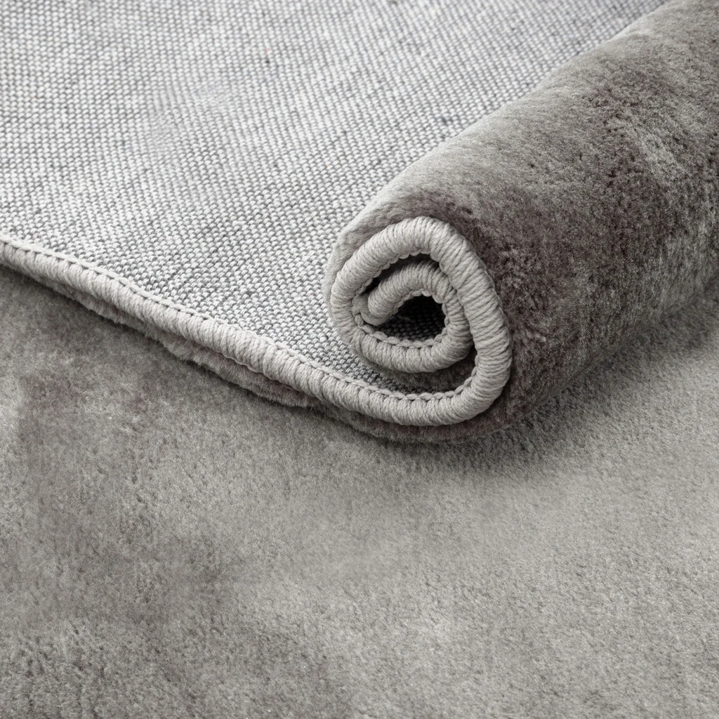 Koberec imitujúci kožušinu striebristý PLUSH 60x110 cm