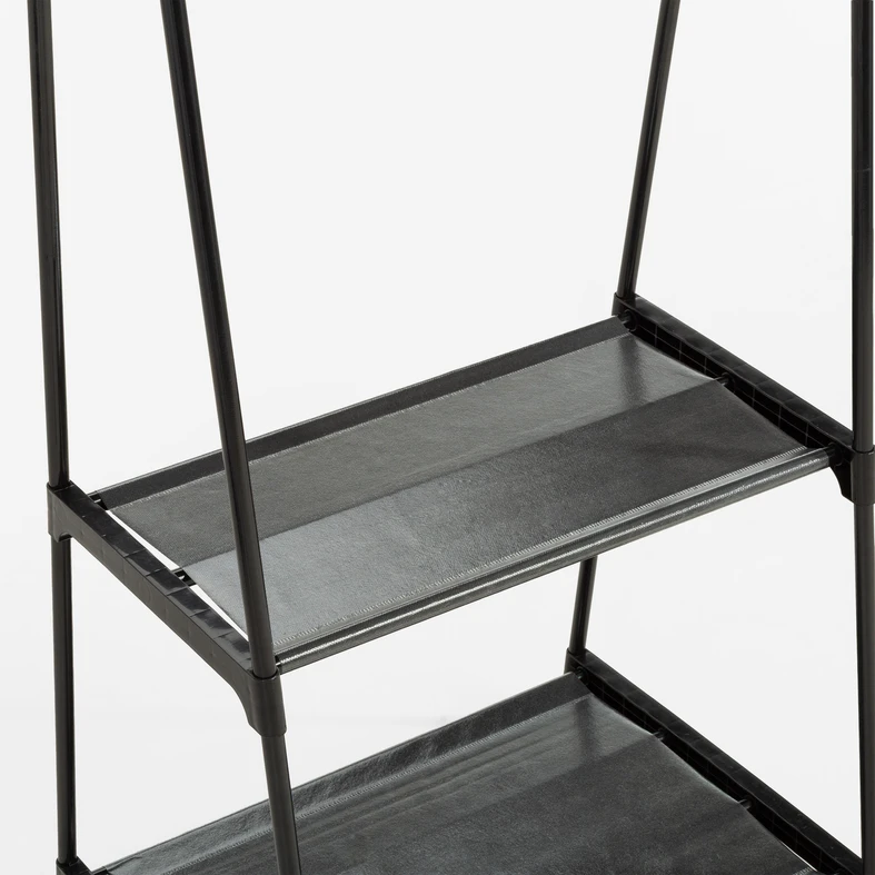 Zbliżenie na czarne półki z materiału z tworzywa. 