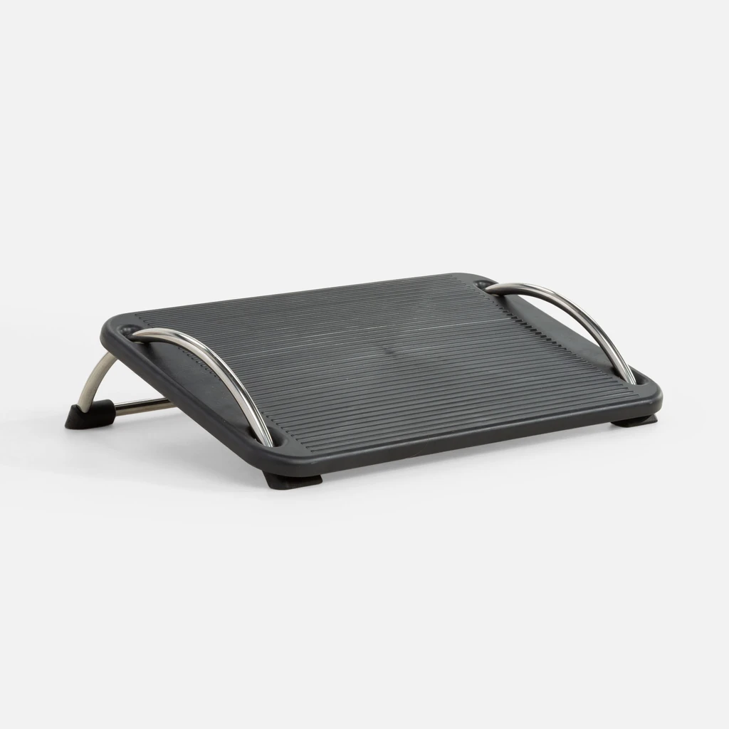 Ujęcie z boku, podnóżek nachylony do podłogi.