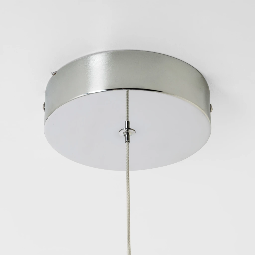 Lampa AMY o chromowanym wykończeniu to połączenie oryginalnego pomysłu i minimalistycznej formy.