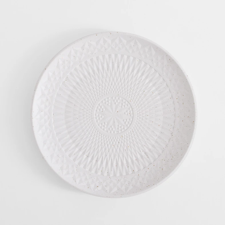 Biały talerz o dekoracyjnej powierzchni