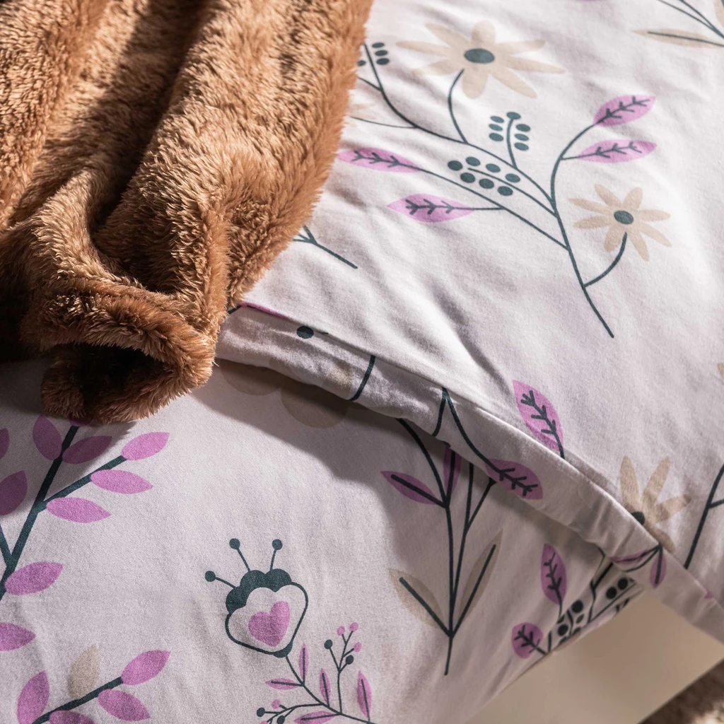 Bavlnená posteľná bielizeň JERSEYLOVE s motívom fialových rastlín 160x200 cm