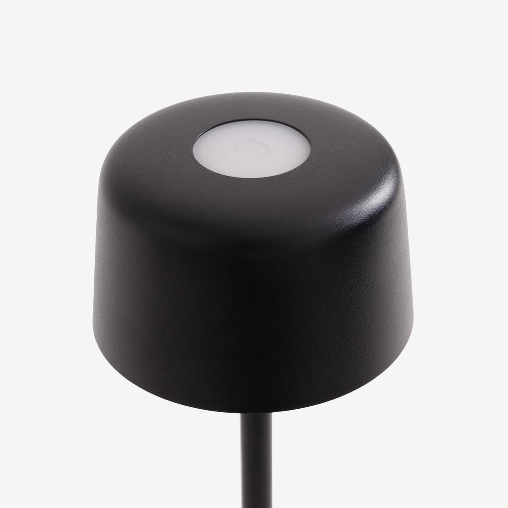 Wbudowane oświetlenie LED w lampie ma moc 2W, emituje strumień świetlny o wartości 80 lumenów.