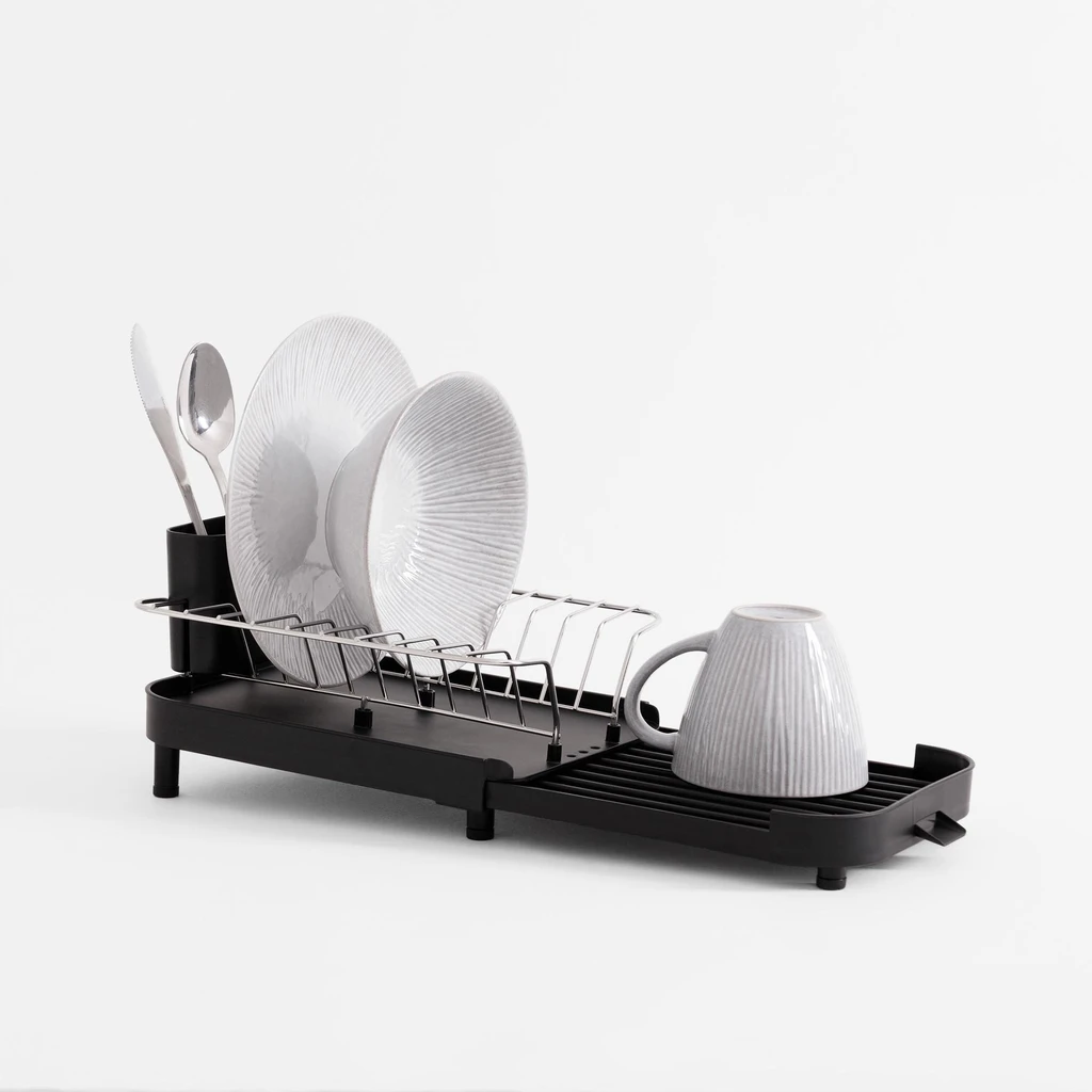 Czarna rozsuwana suszarka na naczynia i sztućce
