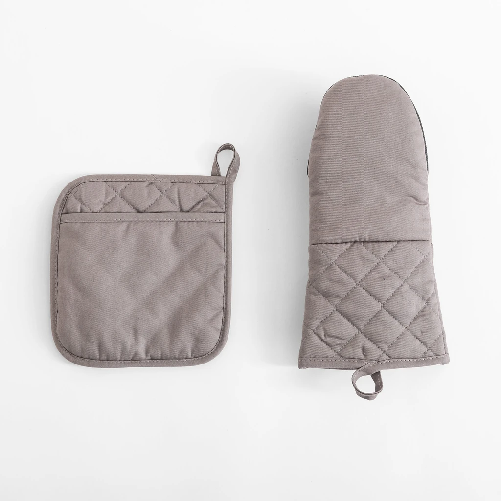 Szara rękawica kuchenna i podkładka pod garnek
