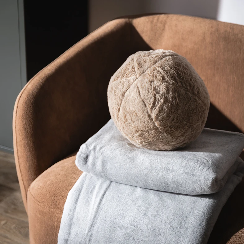 Dekoracyjna poduszka kula beżowa