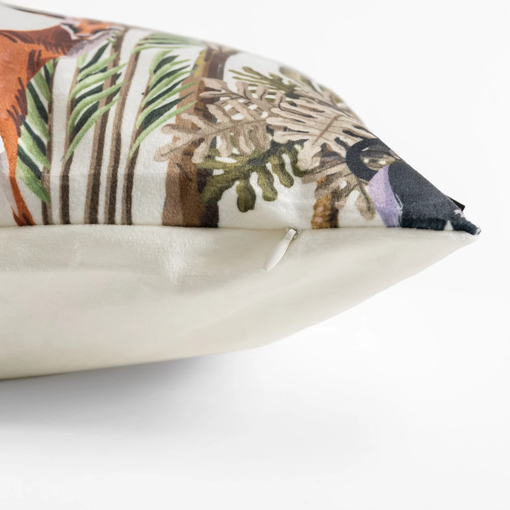 Welurowa biała poszewka z przyrodniczym wzorem