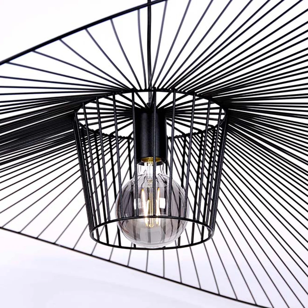 Klosz lampy przypomina sieć, która układająca się w kształt rozłożystego kapelusza.