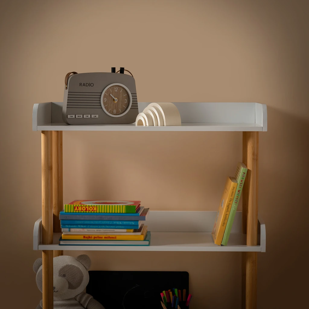 Niski regał z 4 białymi półkami i drewnianym stelażem.