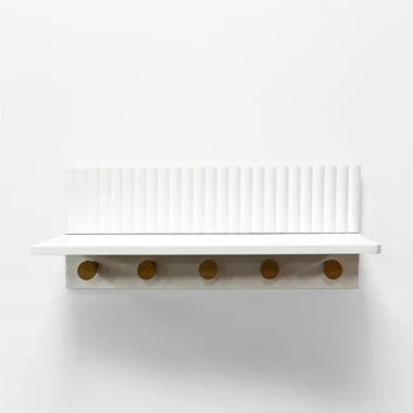 Nástenná polica v bielej a zlatej farbe