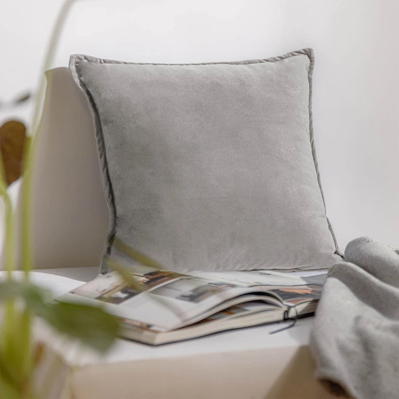 Svetlosivá obliečka na vankúš GIGI 45x45 cm