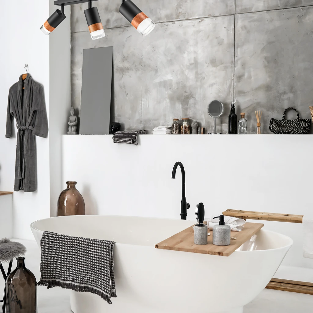 Nowoczesny wygląd łączy się z drewnianymi elementami, które ocieplają jej loftowy design.