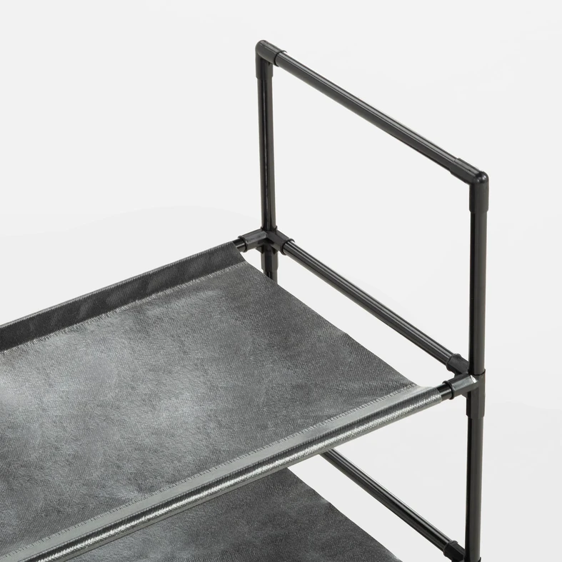 Zbliżenie na półkę wykonaną z materiału z tworzywa. 