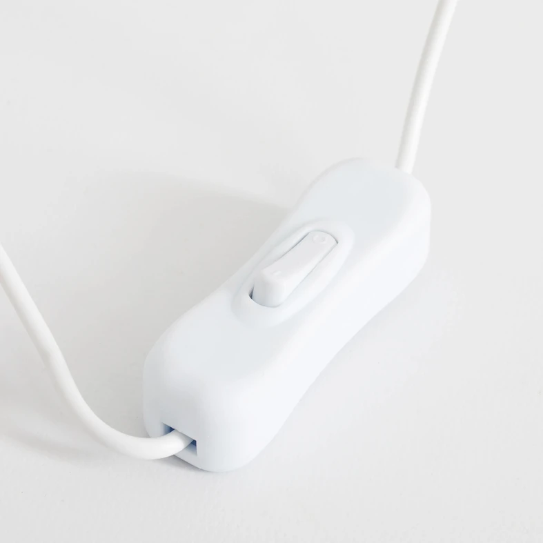 Przewód lampy posiada włącznik. 