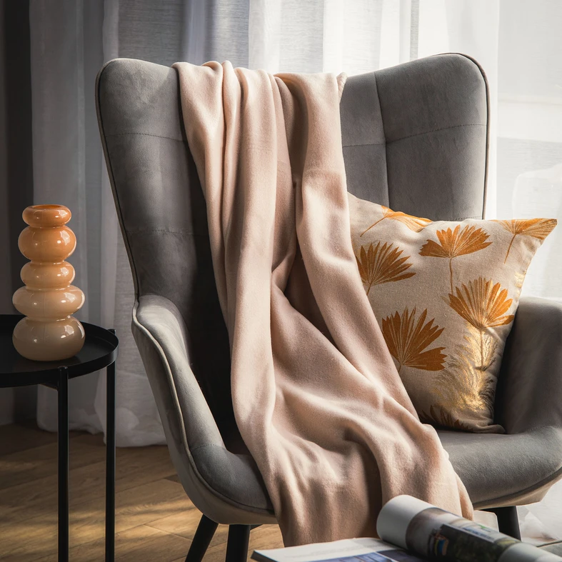 Koc polarowy beżowy PRIMA 120x150 cm, zbliżenie.