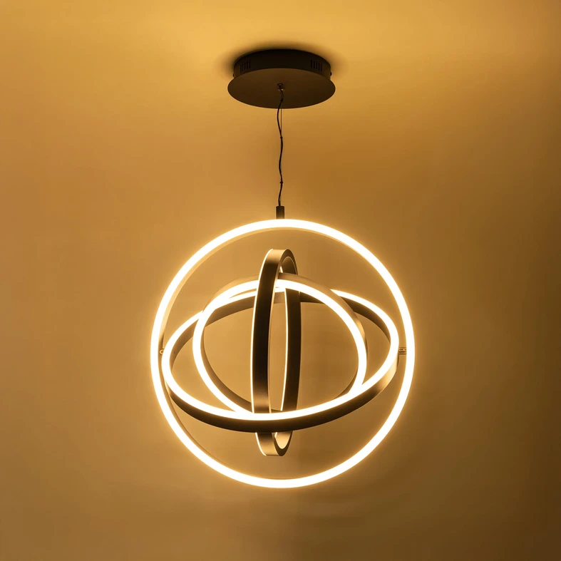 TESS to lampa wisząca o niezwykle ciekawym, wręcz kosmicznym designie.