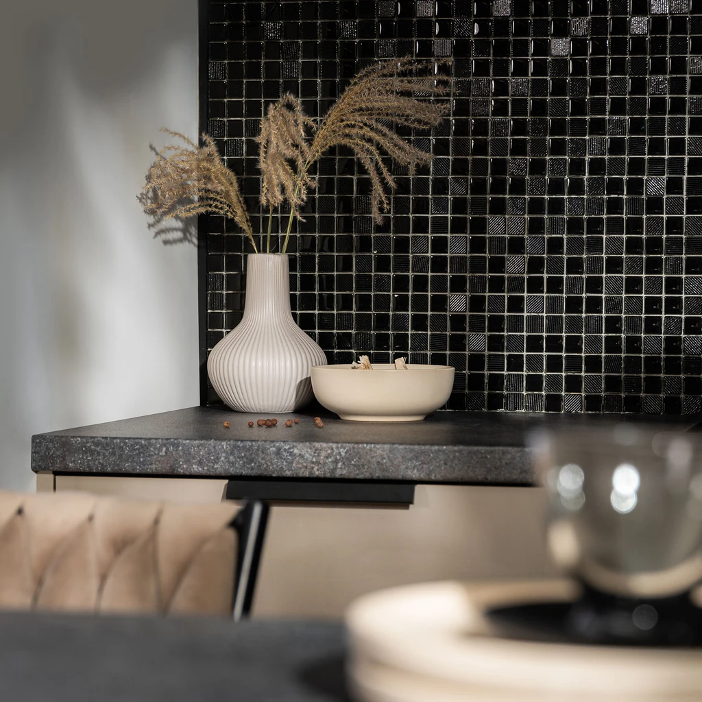 Rýhovaná váza sivá 20 cm