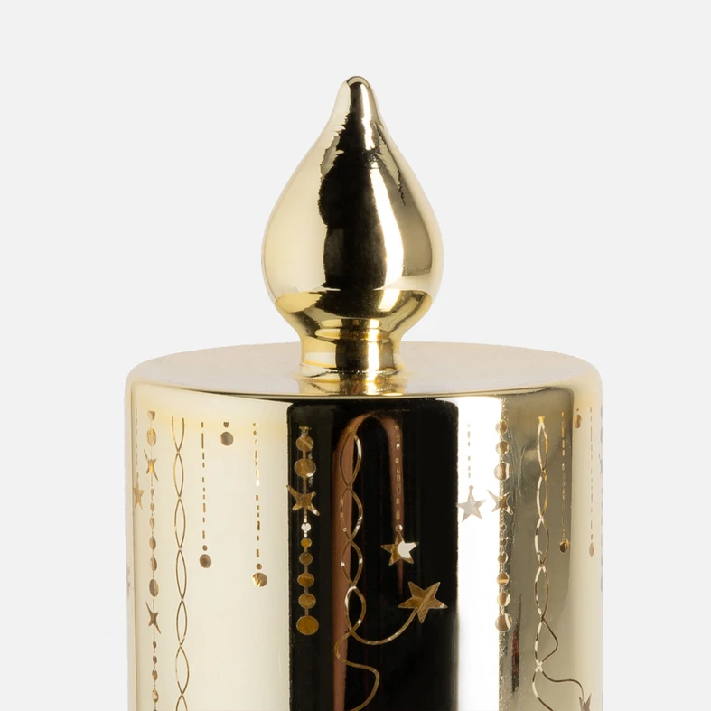 ŚWIECZKĘ LED zdobi złoty wzór z girlandą i gwiazdami.