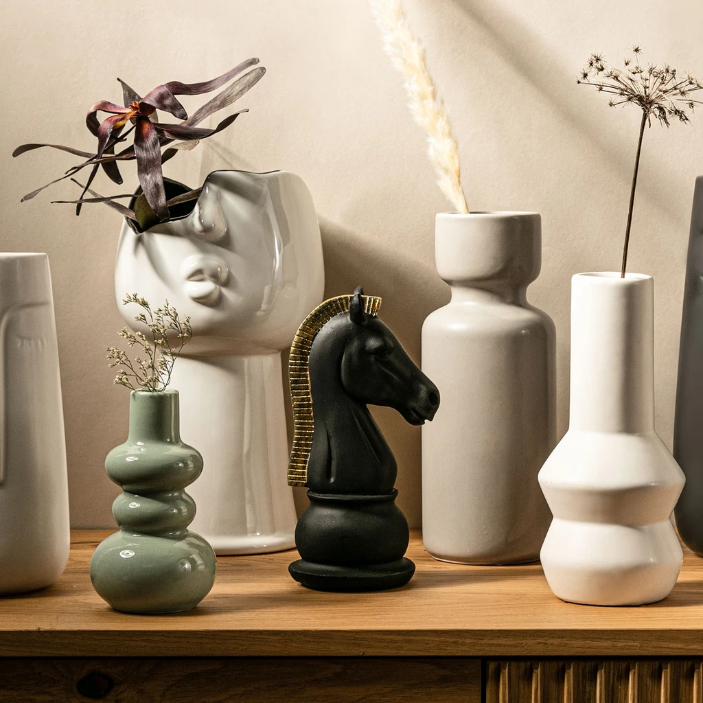 Dekorácia šachová figúrka čierno-zlatá SKOKAN 19 cm