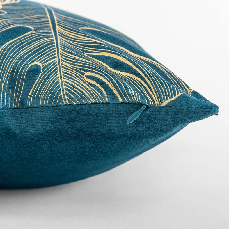 Turkusowa poszewka welurowa ze złotym wzorem liści monstery