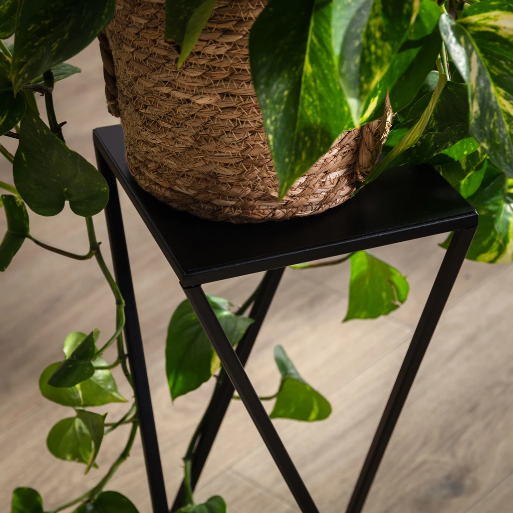 Oceľový stojan na kvety v čiernej farbe ERNEE S 47 cm