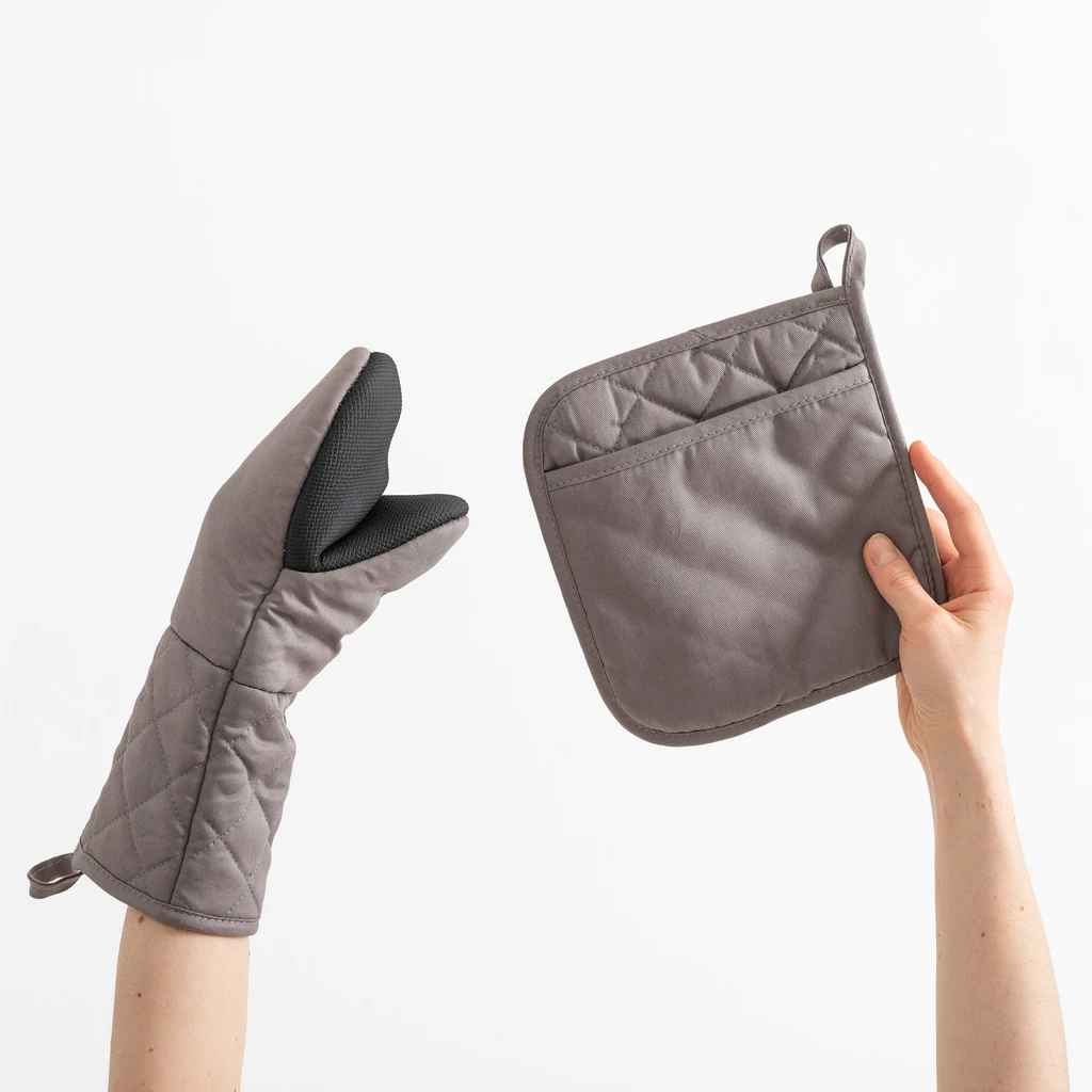 Szara rękawica kuchenna i podkładka pod garnek