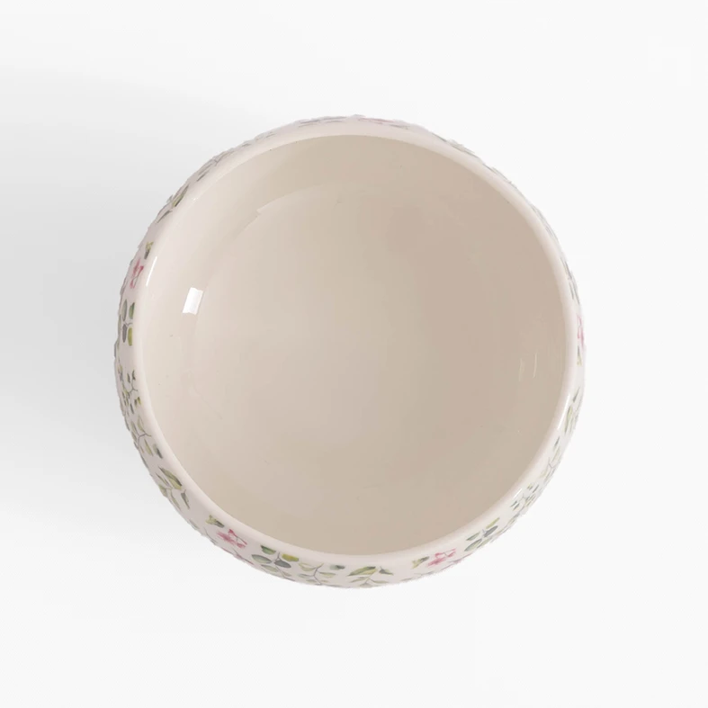 Biała miska z porcelany z kolorowym roślinnym wzorem