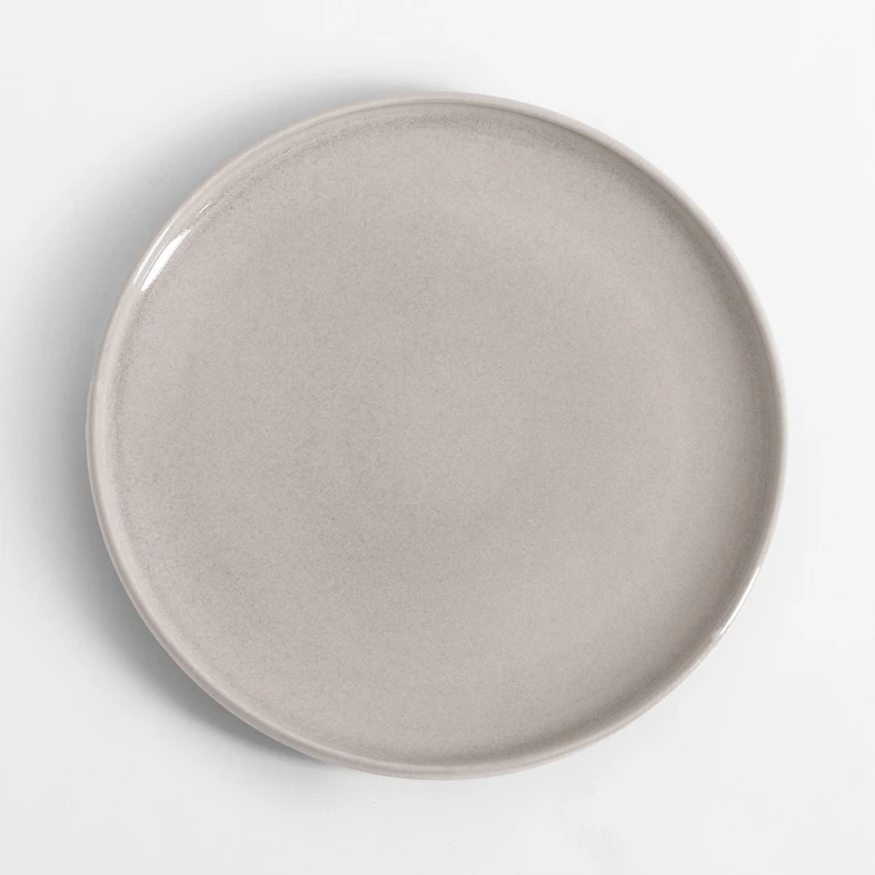 Talerz obiadowy w piaskowym odcieniu.