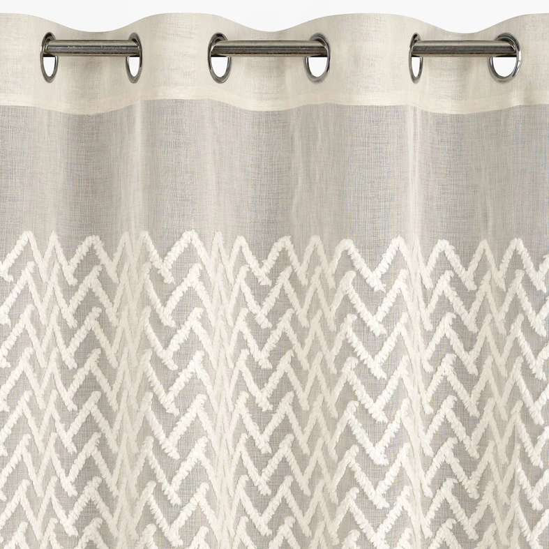 Beżowa zasłona na przelotkach z geometrycznym motywem