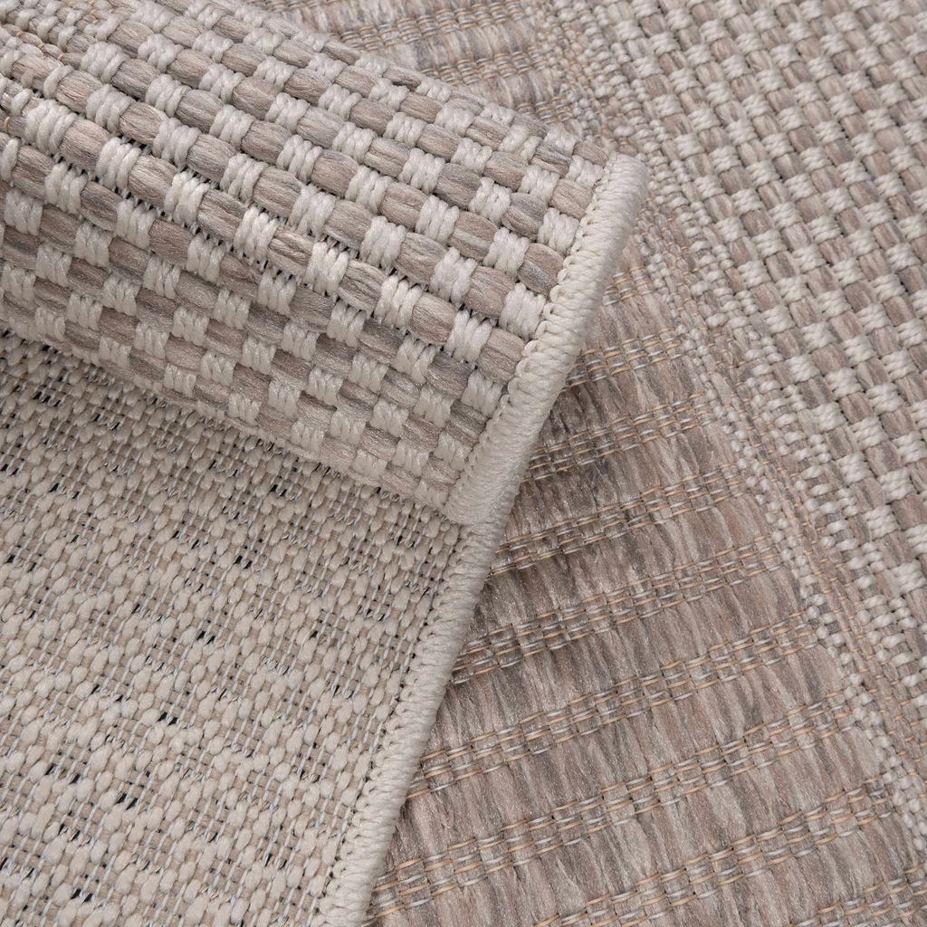 Prostokątny beżowy dywan