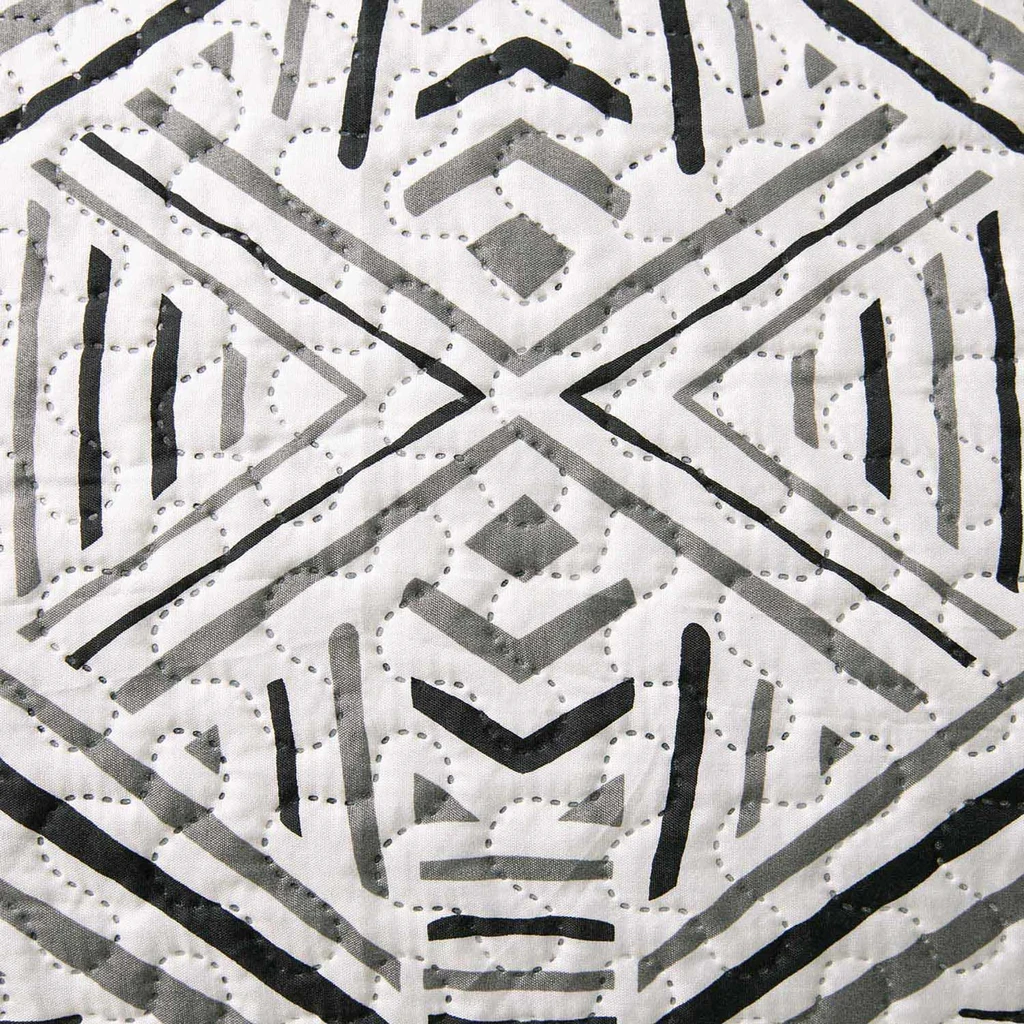 Narzuta na łóżko z czarno -białym wzorem etno