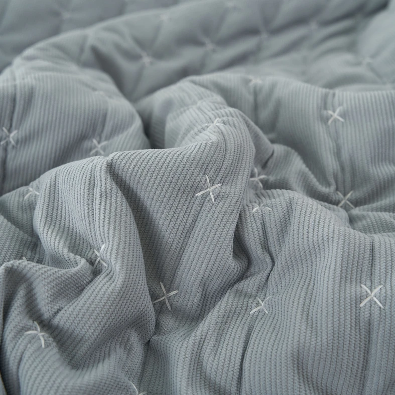 Jasnoszara narzuta na łóżko pikowana