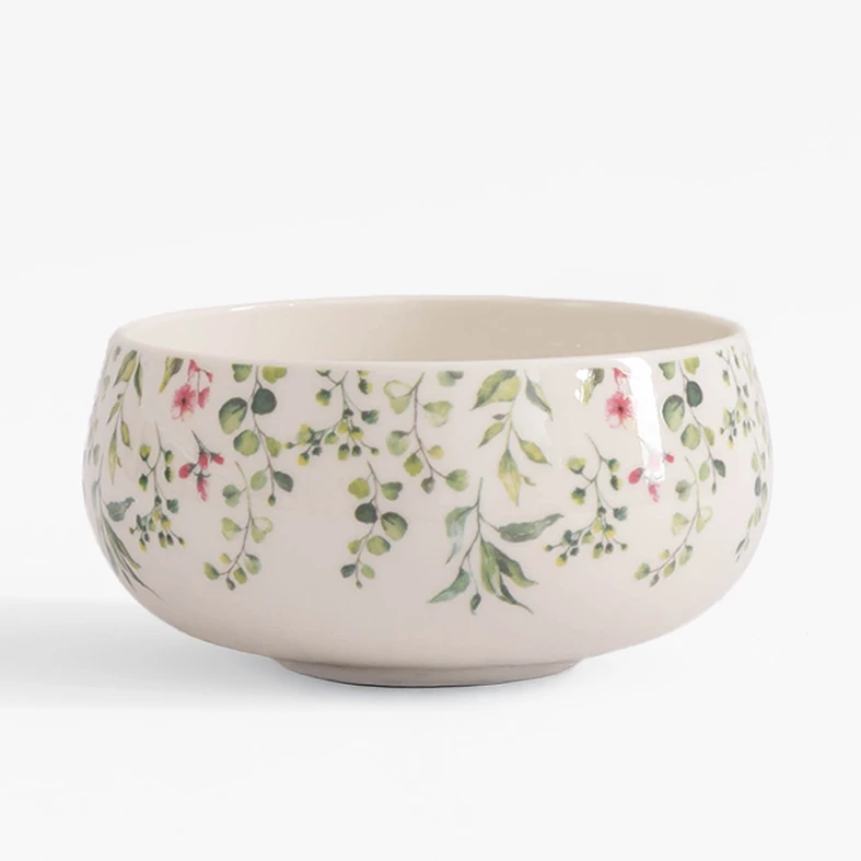 Biała miska z porcelany z kolorowym roślinnym wzorem
