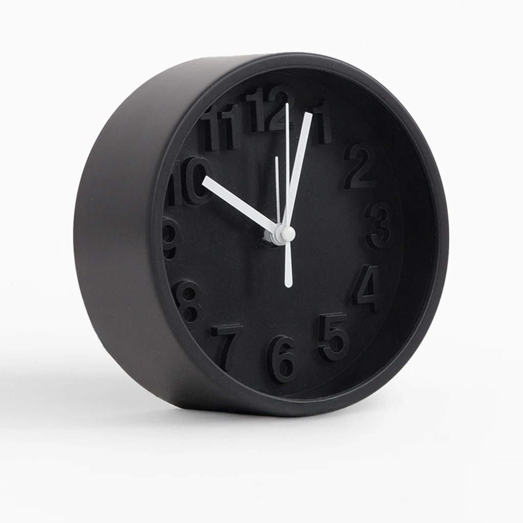 Czarny stojący budzik na baterię