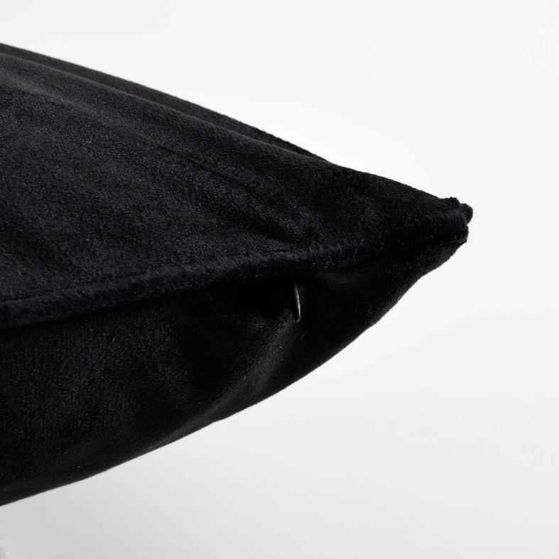 Welurowa poszewka czarna w kwiaty