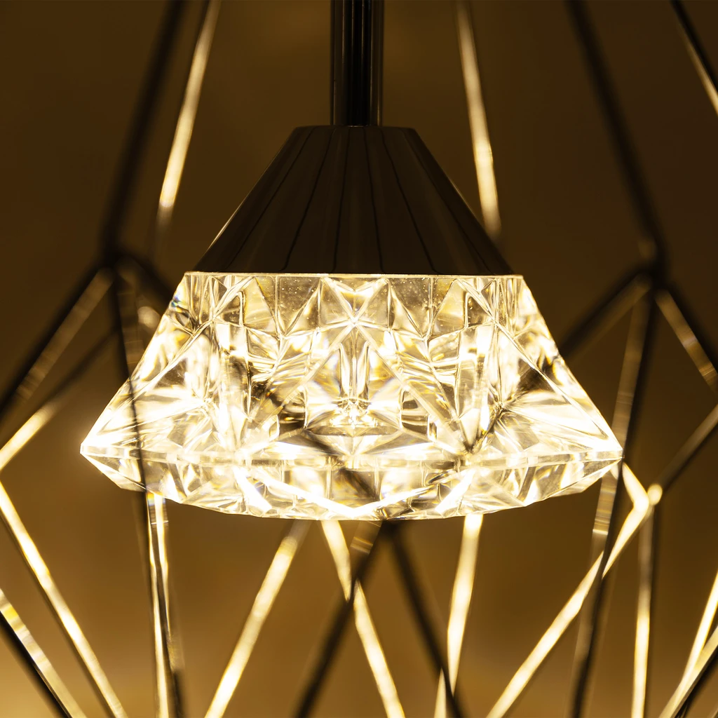 Lampa AMY o chromowanym wykończeniu to połączenie oryginalnego pomysłu i minimalistycznej formy.