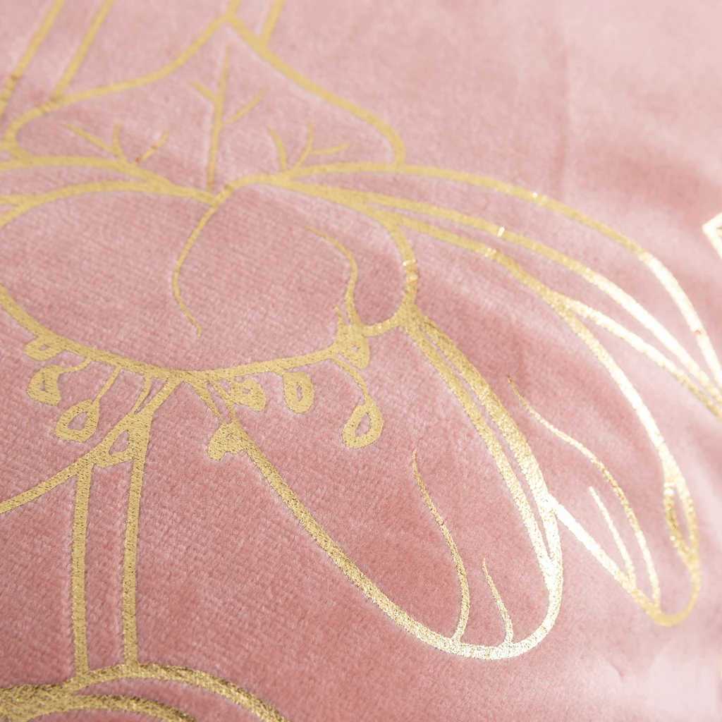 Różowa poszewka welurowa z roślinnym, kwiatowym wzorem o złotym kolorze