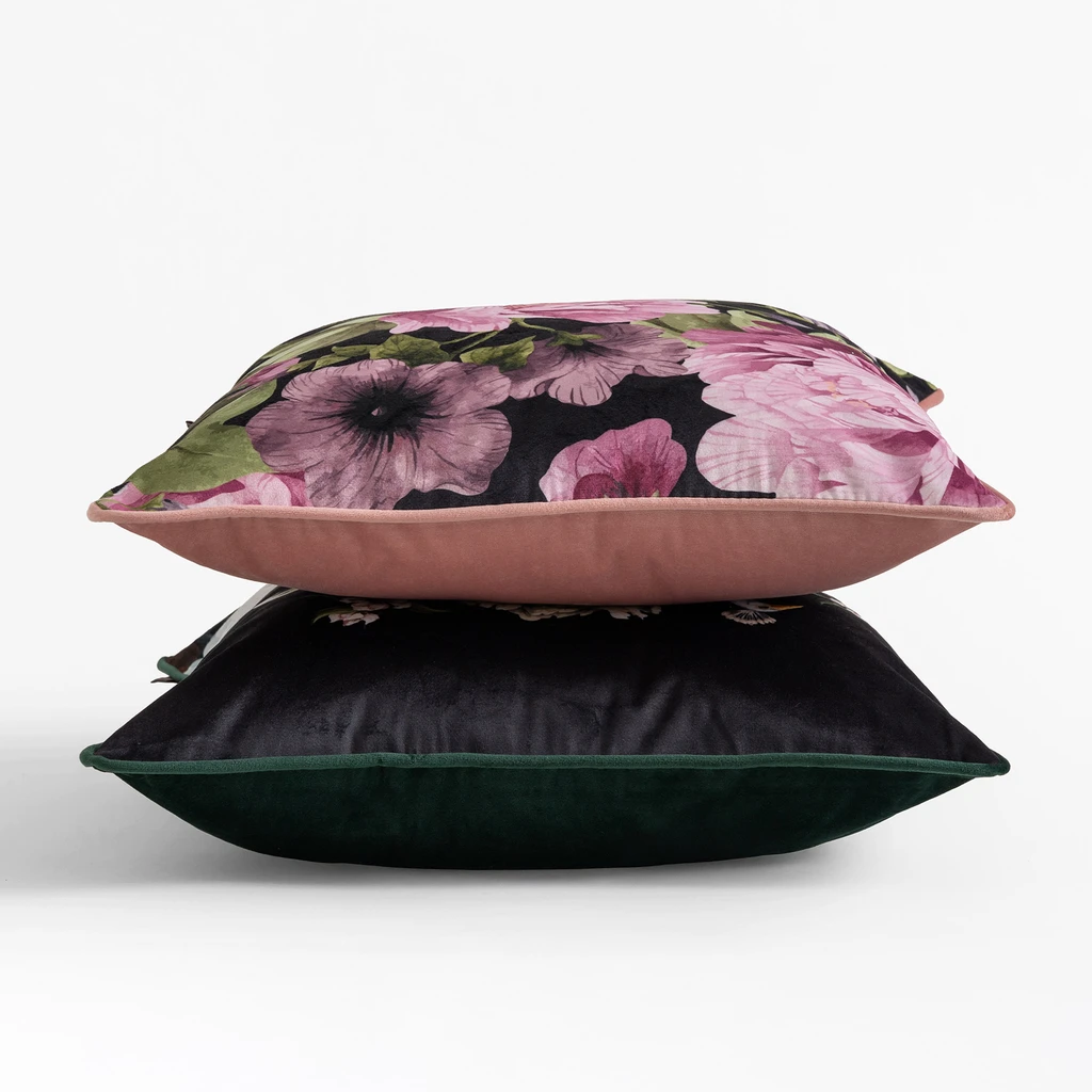 Czarna i różowa poszewka z roślinnym motywem