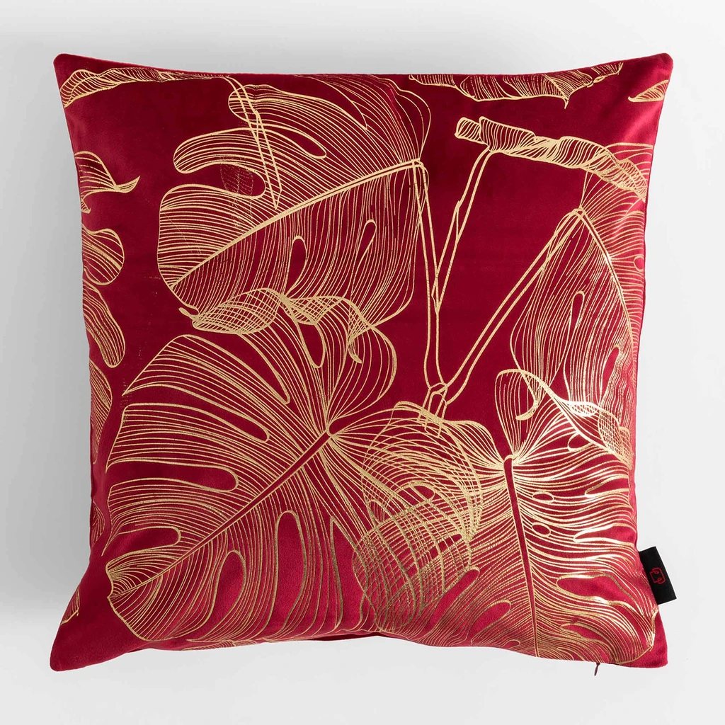 Malinowa, welurowa poszewka ze złotym wzorem monstery