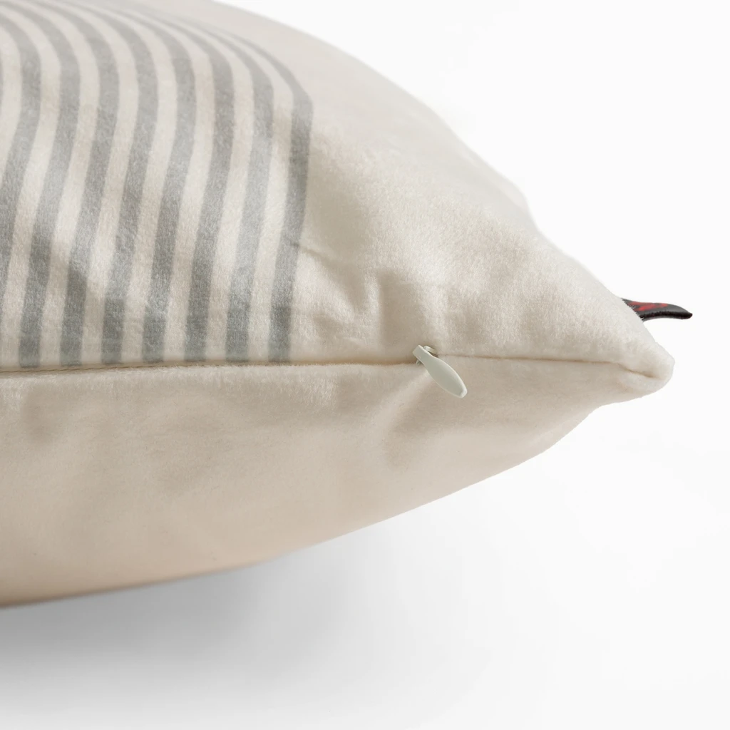 Beżowa poszewka z geometrycznym motywem