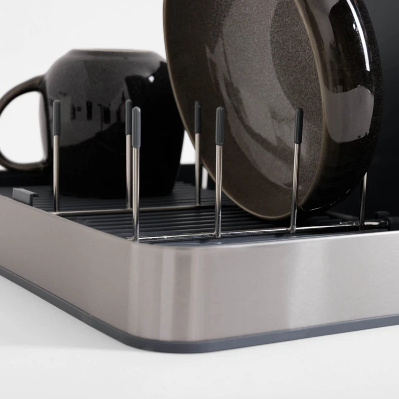 Srebrno-szara suszarka składana na naczynia