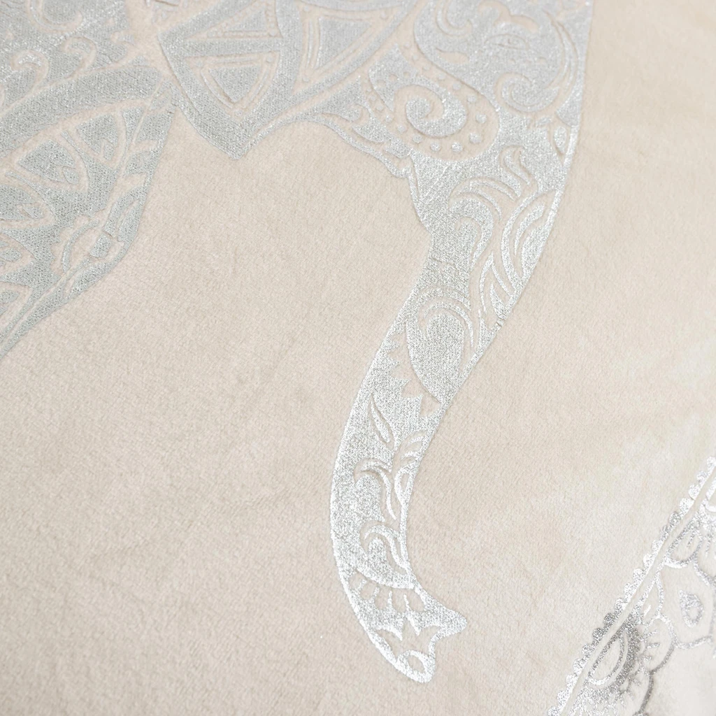 Biała poszewka ze srebrnym słoniem