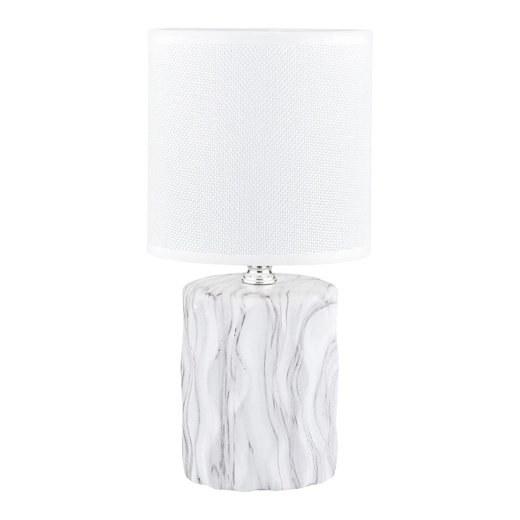 Ceramiczna lampa stołowa wykończona w bieli i zwieńczona abażurem.