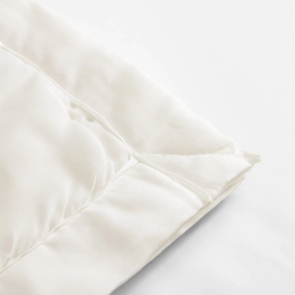 Ecru narzuta na łóżko