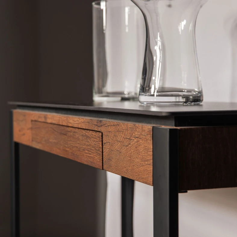 Nowoczesna konsola w ciemnym kolorze